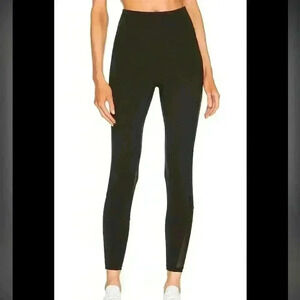 NWT Le Ore Andria Legging in Black - mesh bottom back